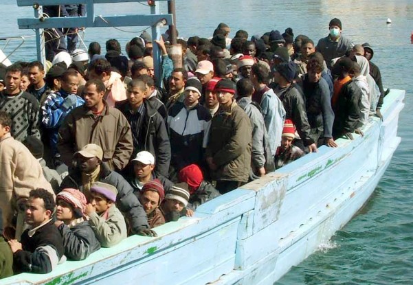 20051228 - IMMIGRAZIONE, CONSULTA BOCCIA ALTRA NORMA DELLA BOSSI-FINI  - Un barcone di immigrati nelle acque dell'isola di Lampedusa (Agrigento) in un'immagine d'archivio del 22 giugno scorso. FRANCO LANNINO/ARCHIVIO ANSA/ji
